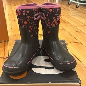 Bogs size 3 kids black/pink